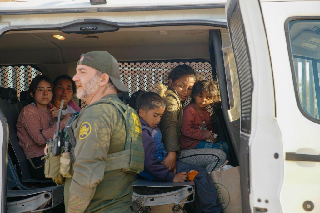Migrantes acampados en la zona fronteriza de Jacumba, California, Estados Unidos, son retenidos por patrulla fronteriza.