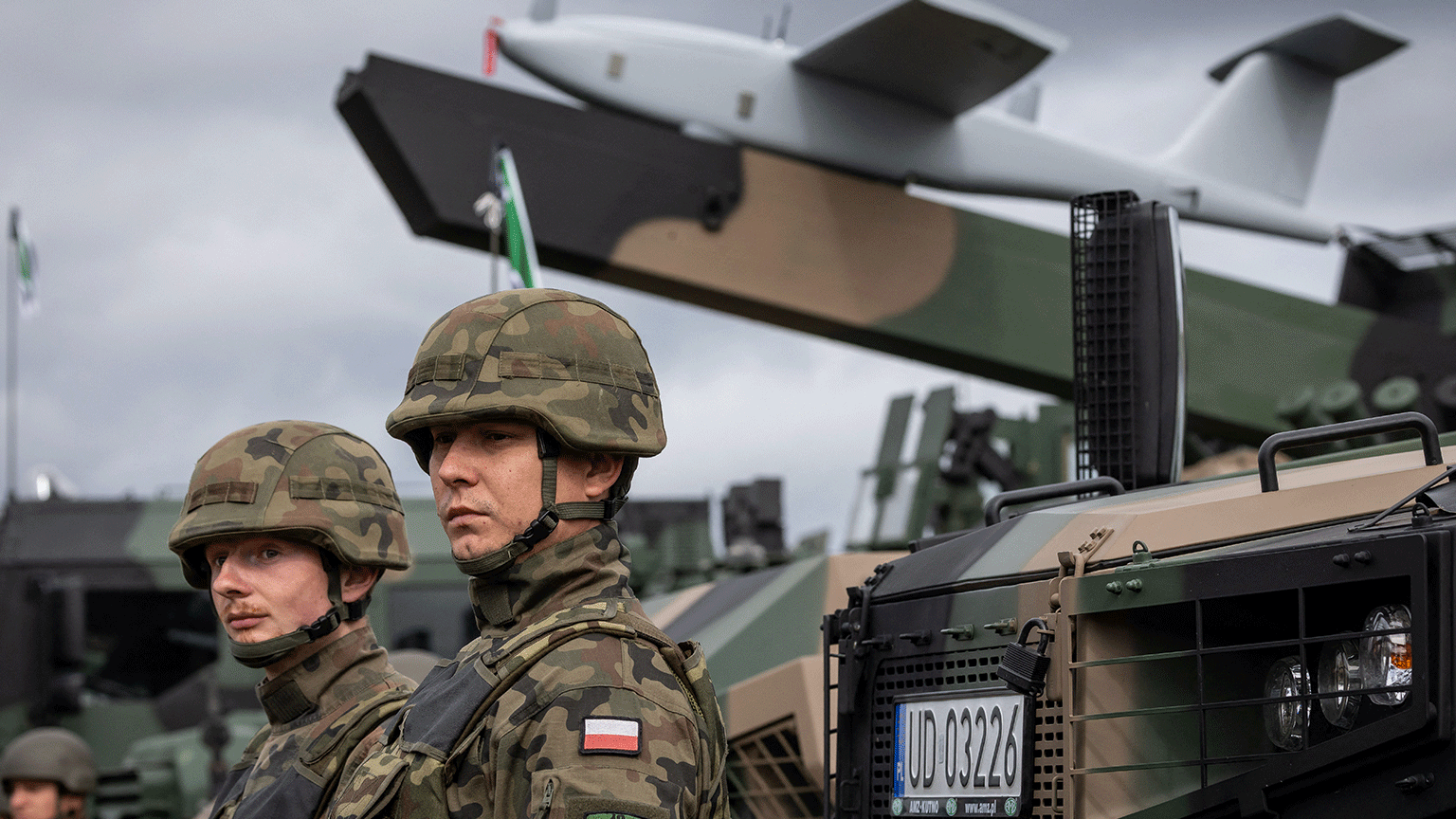  Soldados poloneses durante uma exposição de equipamentos militares. 