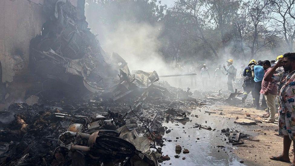 Personas alrededor de la zona donde ocurrió el accidente