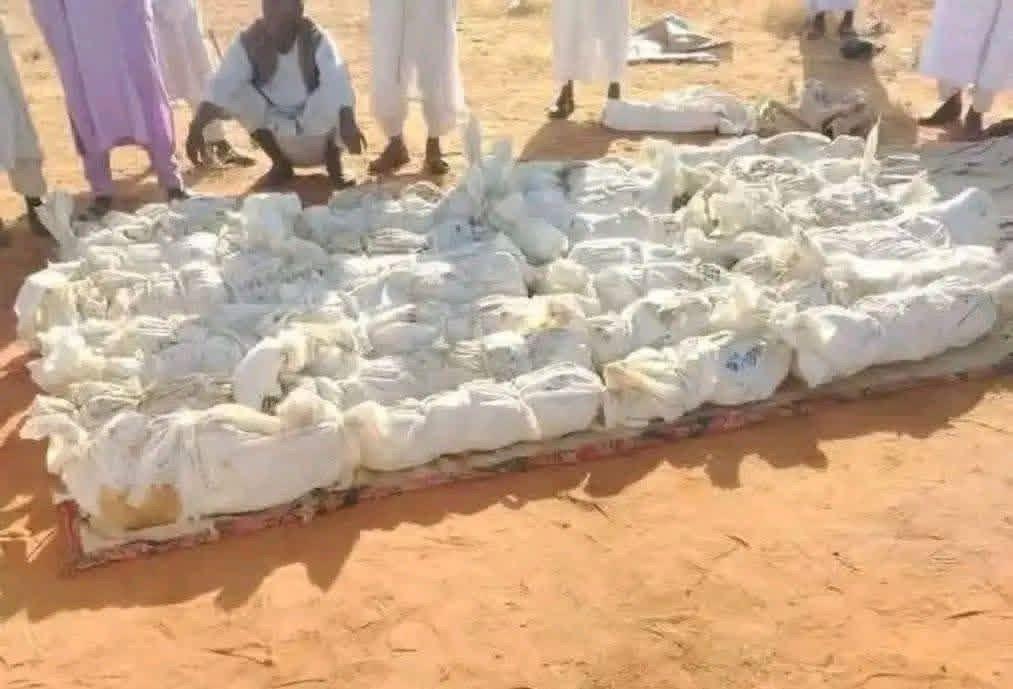صورة تُظهر جثامين ملفوفة في أكفان، تعود لضحايا سقطوا في أحداث العنف بمدينة الضعين في ولاية شرق دارفور