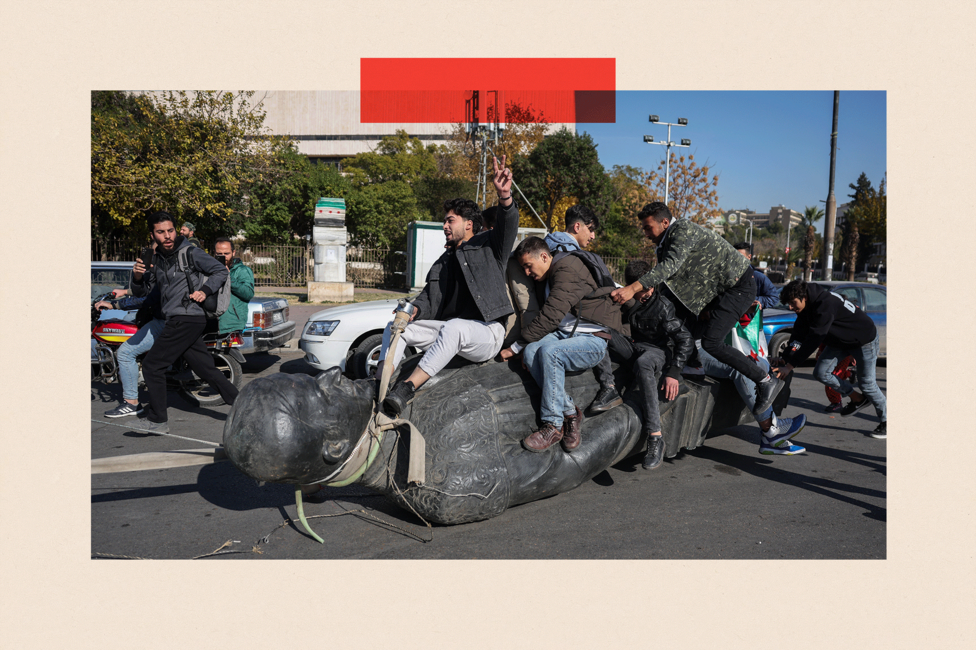 Estudiantes arrastran por la calle una estatua derribada del difunto presidente Hafez al-Assad