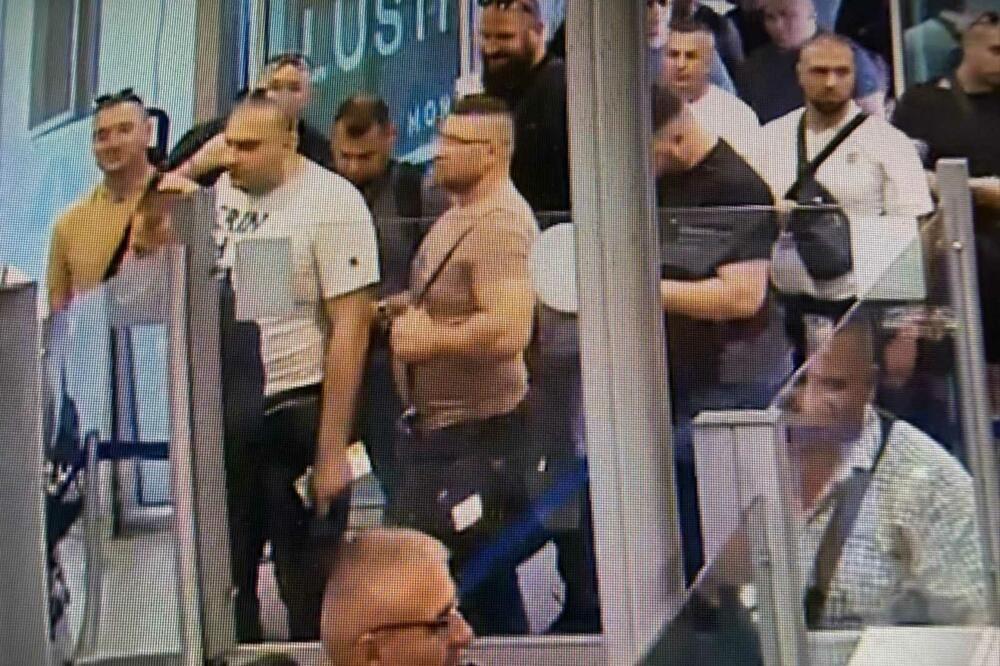 grupa ljudi iz Srbije zadržana na tivatskom aerodromu