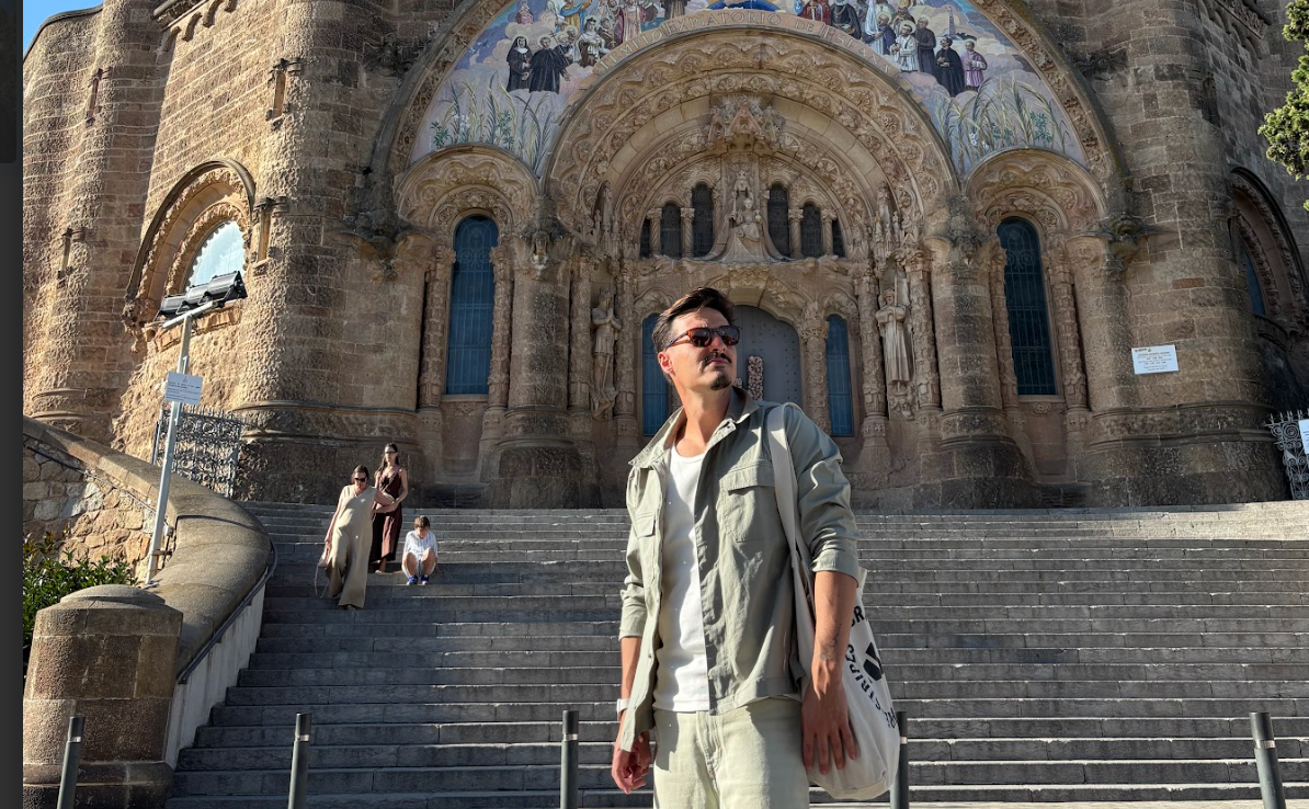 O bibliotec&aacute;rio Lucas Carrera em paisagem tur&iacute;stica