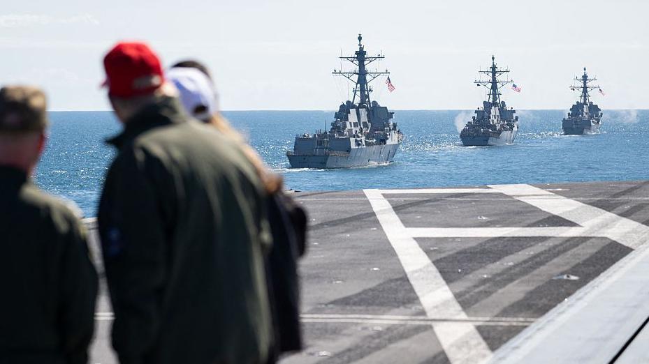 Donald Trump durante una visita al portaaviones George Bush.