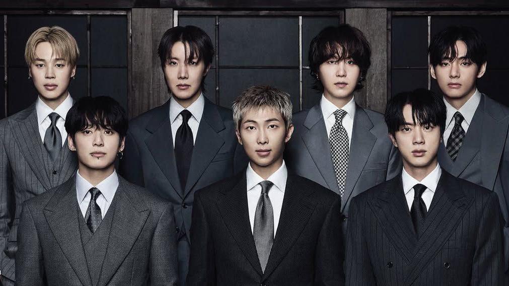 앨범 커버 속 멤버들은 회색과 검은색의 차분한 의상을 입고 있으며, 이는 앨범 제목에 영감을 준 19세기 일곱 명의 한국 청년들을 떠올리게 한다.