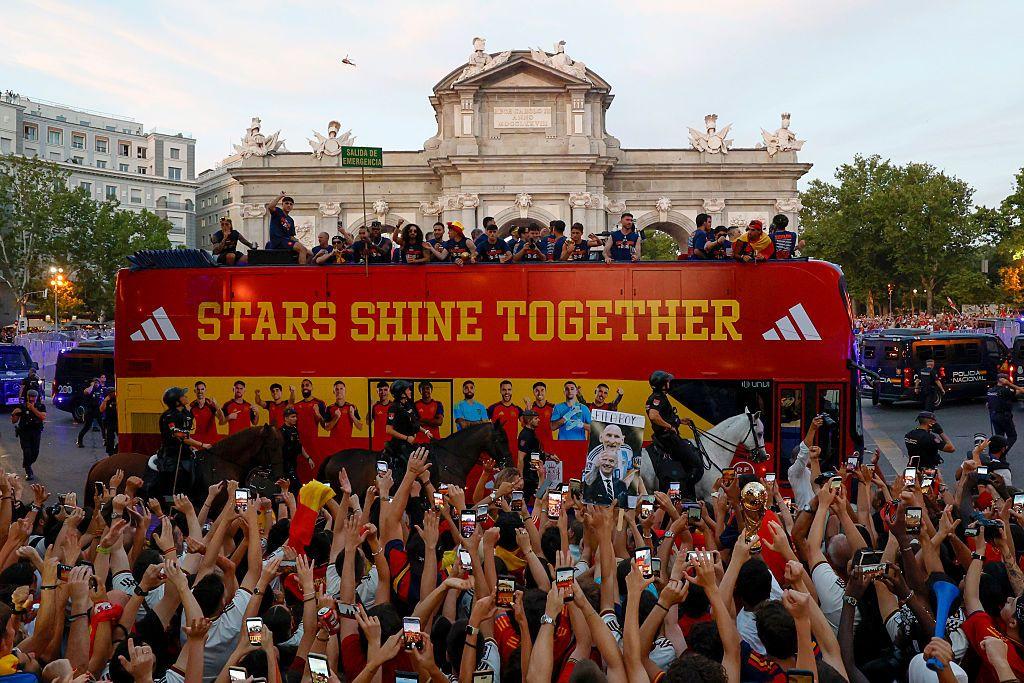 Jugadores de España celebran en el autobús mientras este pasa junto a los aficionados durante el desfile del trofeo de la Copa Mundial de la FIFA 2026, el 20 de julio de 2026 en Madrid, España.