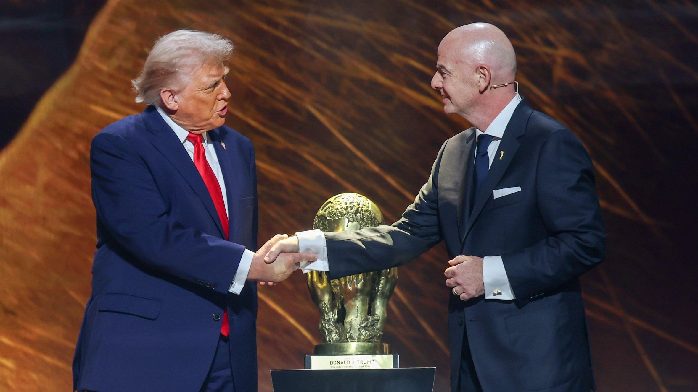 „Moj brat se sakrio u vreći pirinča“: Izbeglice zvezde Mundijala 2 Američki predsednik Donald Tramp bio je prvi dobitnik FIFA nagrade za mir, primivši nagradu predsednika FIFA Đanije Infantine prošlog decembra.
