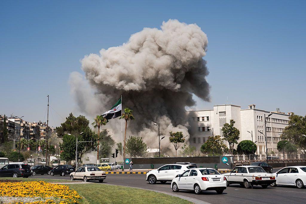 Momento en el que cae una bomba sobre un edificio en Damasco