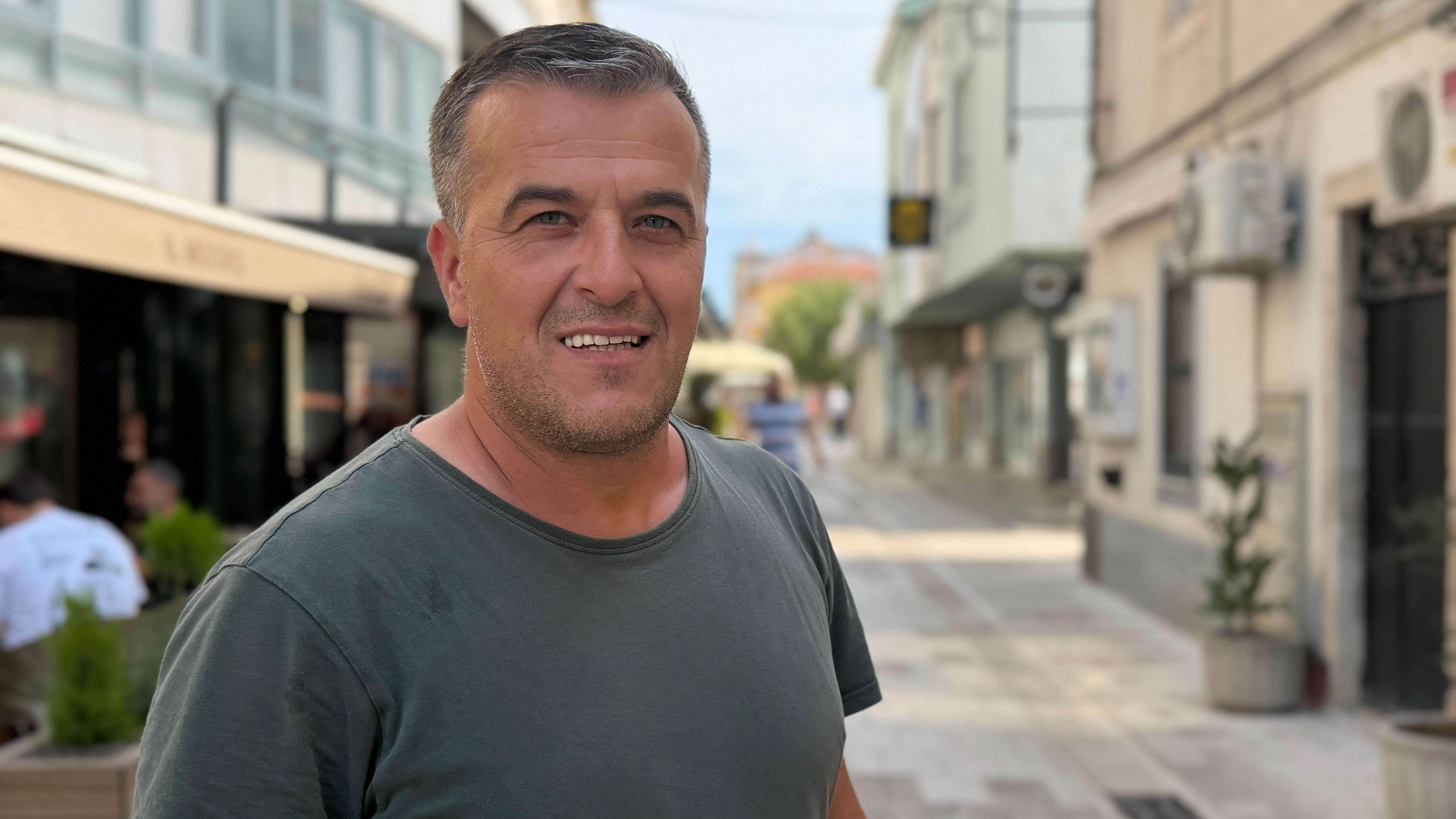 Bosna i Hercegovina - zemlja u kojoj se više navija za komšiluk, nego za domovinu 2 sanel smailović, muškarac u zelenoj majici gleda u kameru