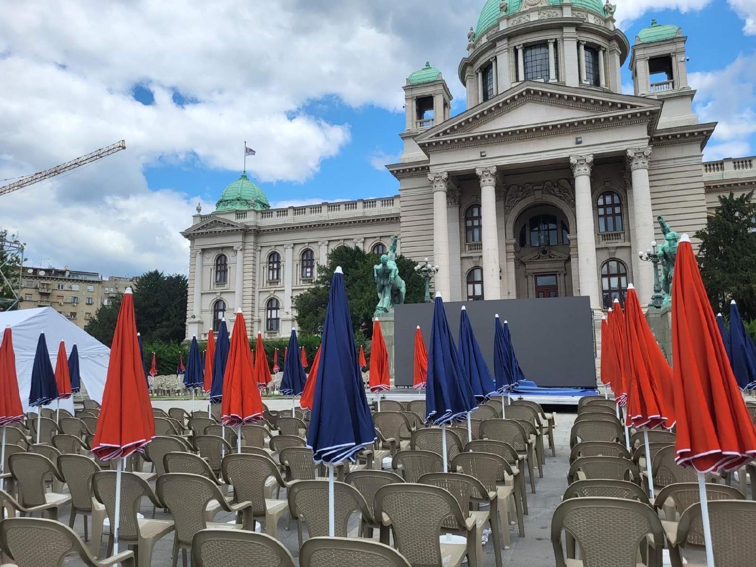 'Vidimo se na Vidovdan': Kolone ljudi idu ka beogradskoim trgu Slavija, ispred Skupštine pripreme za 'književno veče' 3 Stolice i suncobrani pred manjom binom montiranom ispred Skupštine Srbije