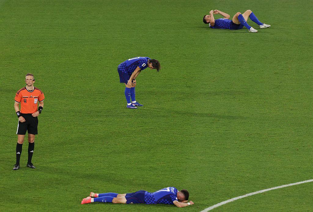 Jugadores de Croacia en el piso tras terminar el partido con Portugal.