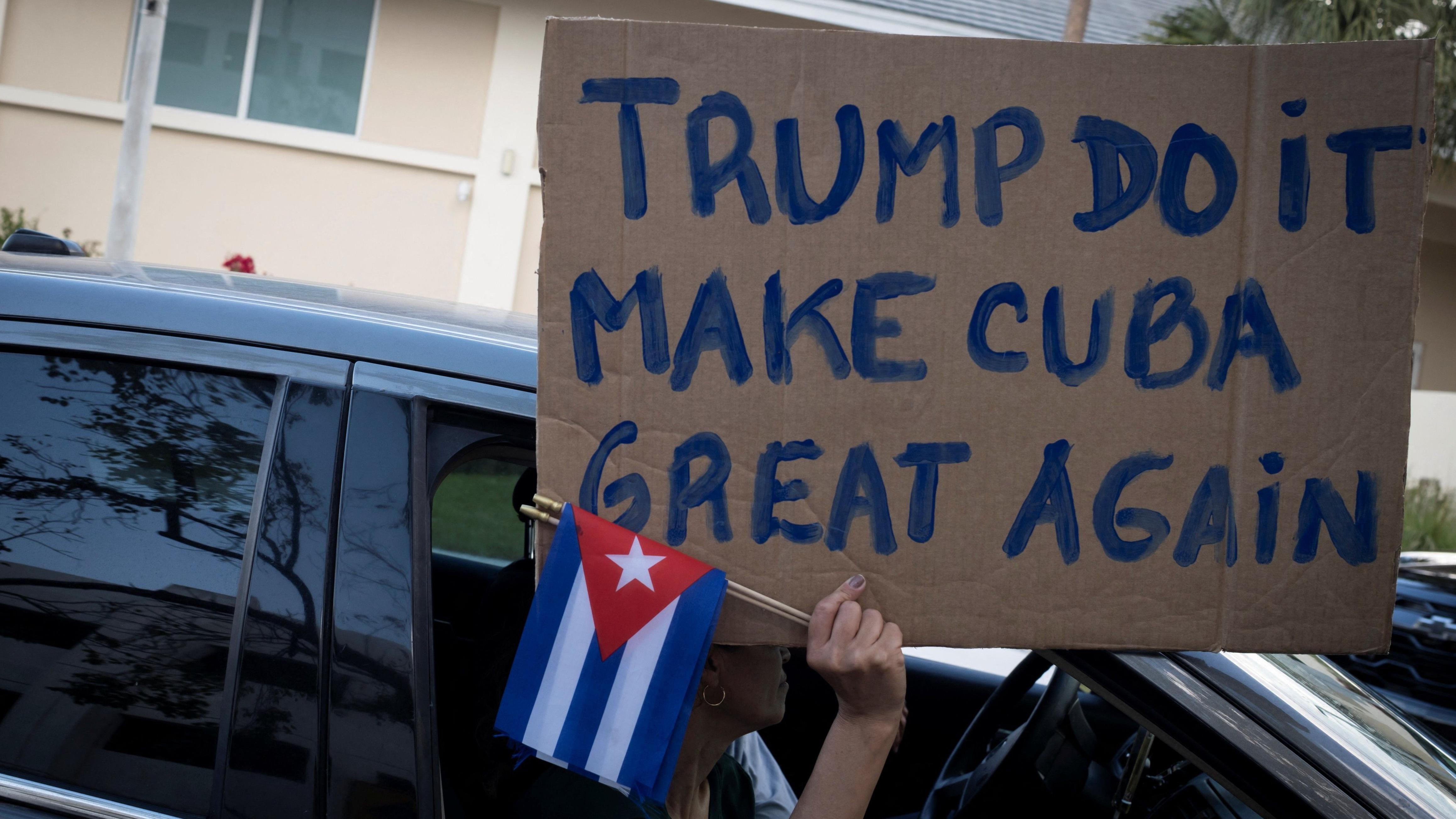 شارك أنصار ترامب في احتجاج مناهض للحكومة الكوبية في ميامي الشهر الماضي