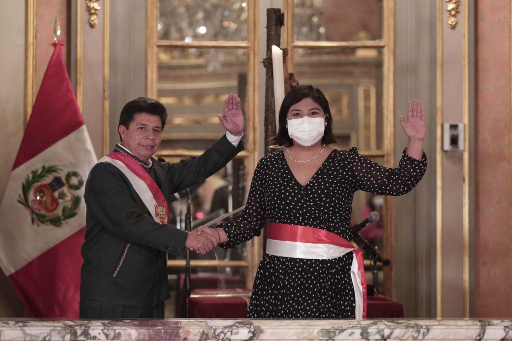 Pedro Castillo, vestido de traje oscuro y luciendo la banda presidencial, toma juramento a Betssy Chávez como ministra de Trabajo.