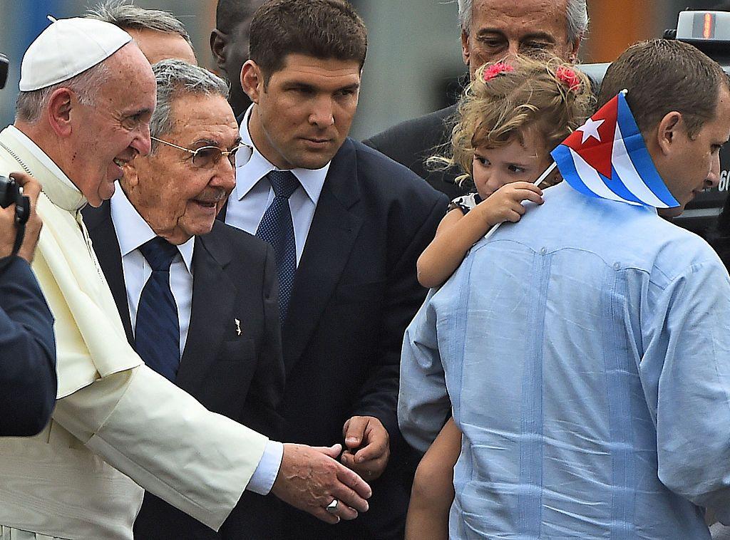 Raúl Guillermo acompaña a Raúl Castro durante la visita del papa Francisco a Cuba en 2014.