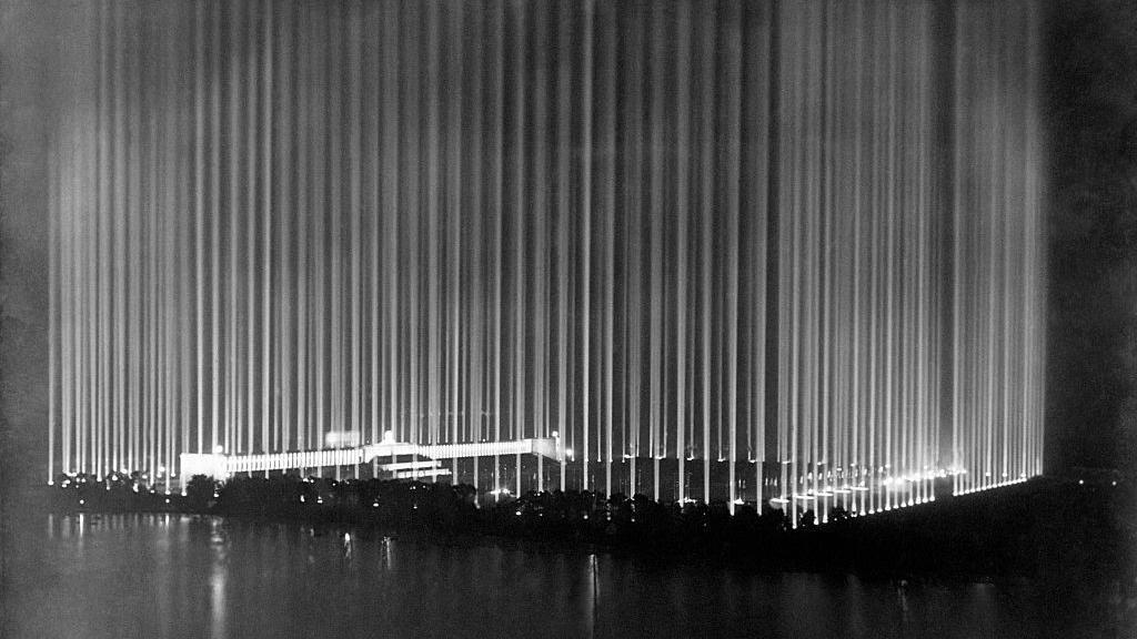 Speer’in yüzlerce projektörden oluşan Işık Katedrali, ışık sütunları halinde siyah-beyaz fotoğraf