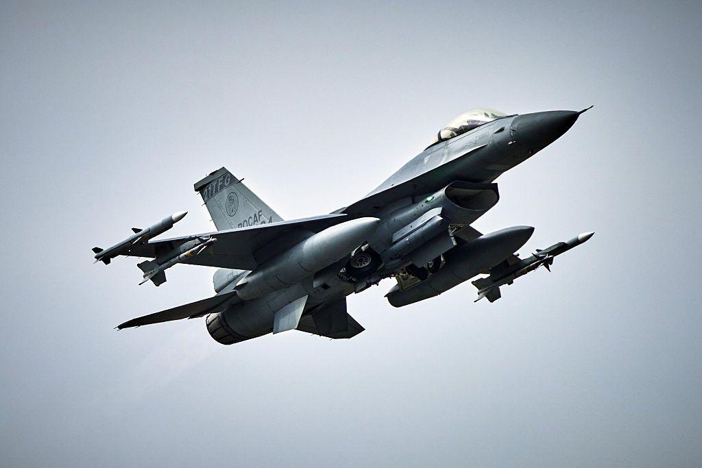 Un caza F-16, en vuelo. 