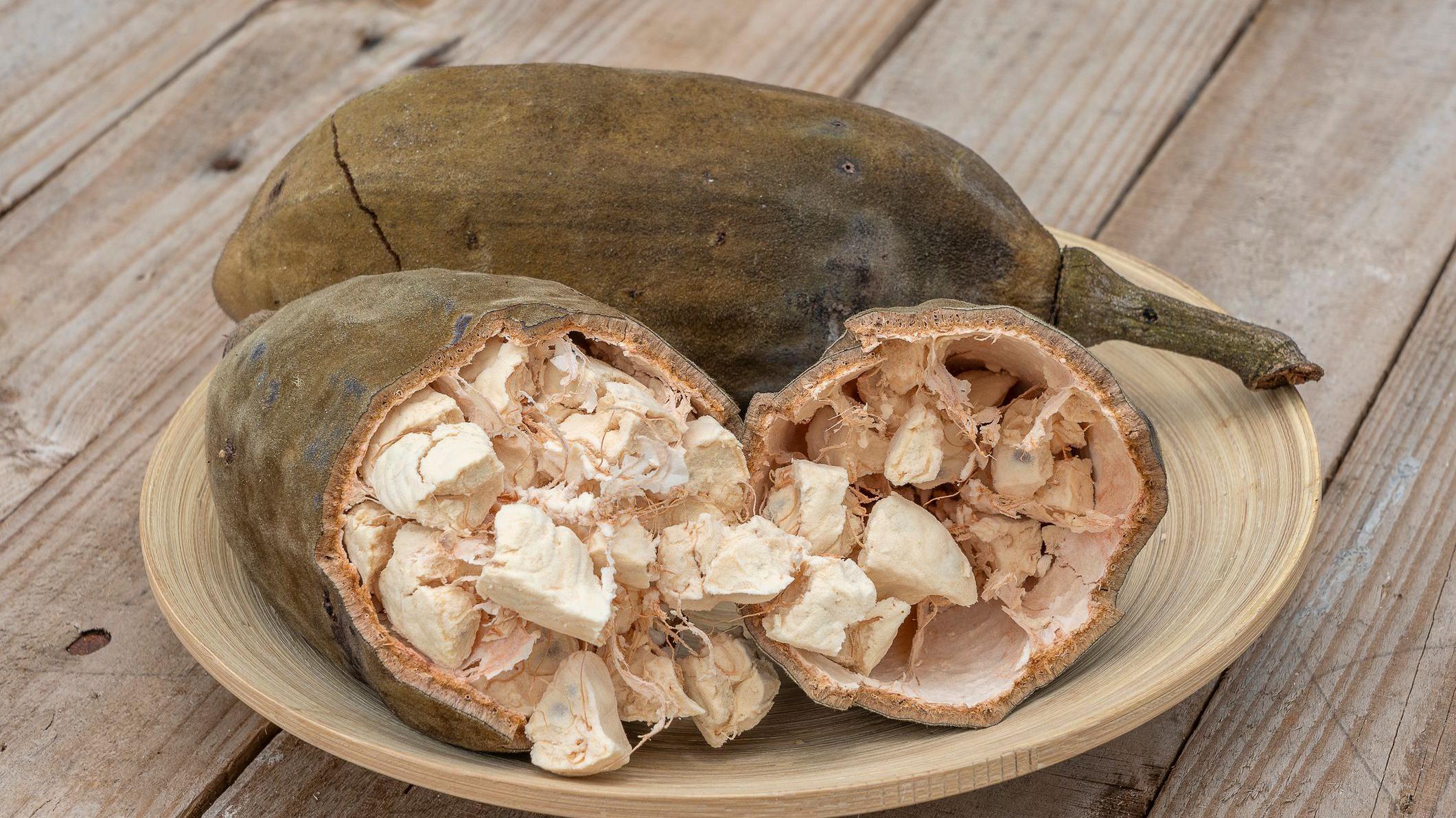 fruto del baobab, entero y cortado, mostrando su harinoso interior
