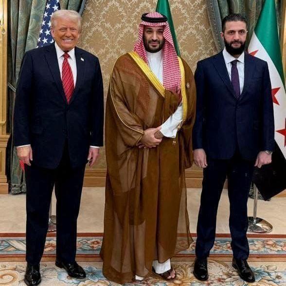 Trump con al Sharaa en Riad y el príncipe saudita Mohammed bin Salman.