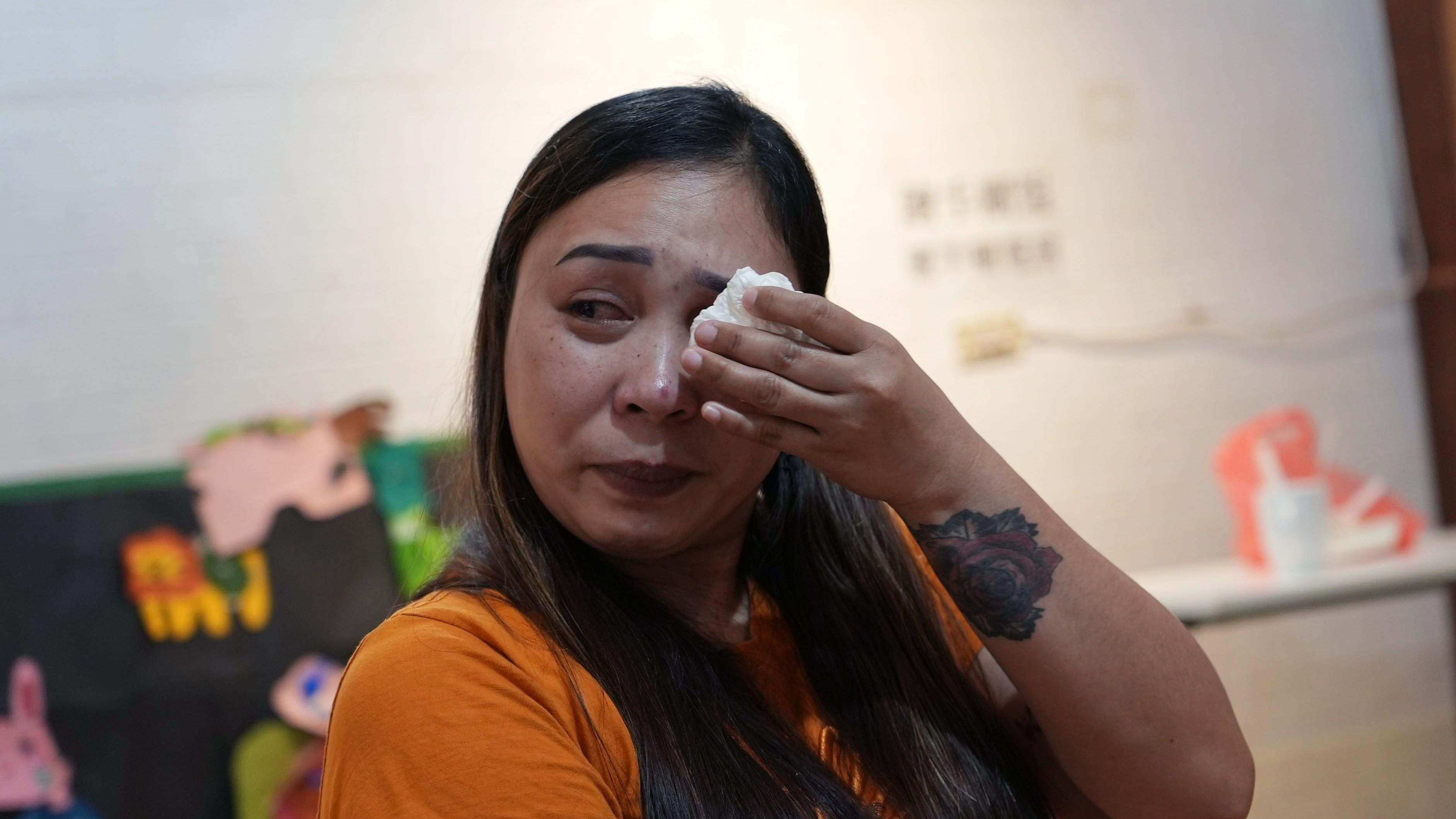 菲律賓移工伊莉莎白接受BBC採訪時提及其他幹部也因抗爭遭解僱，忍不住傷心落淚。