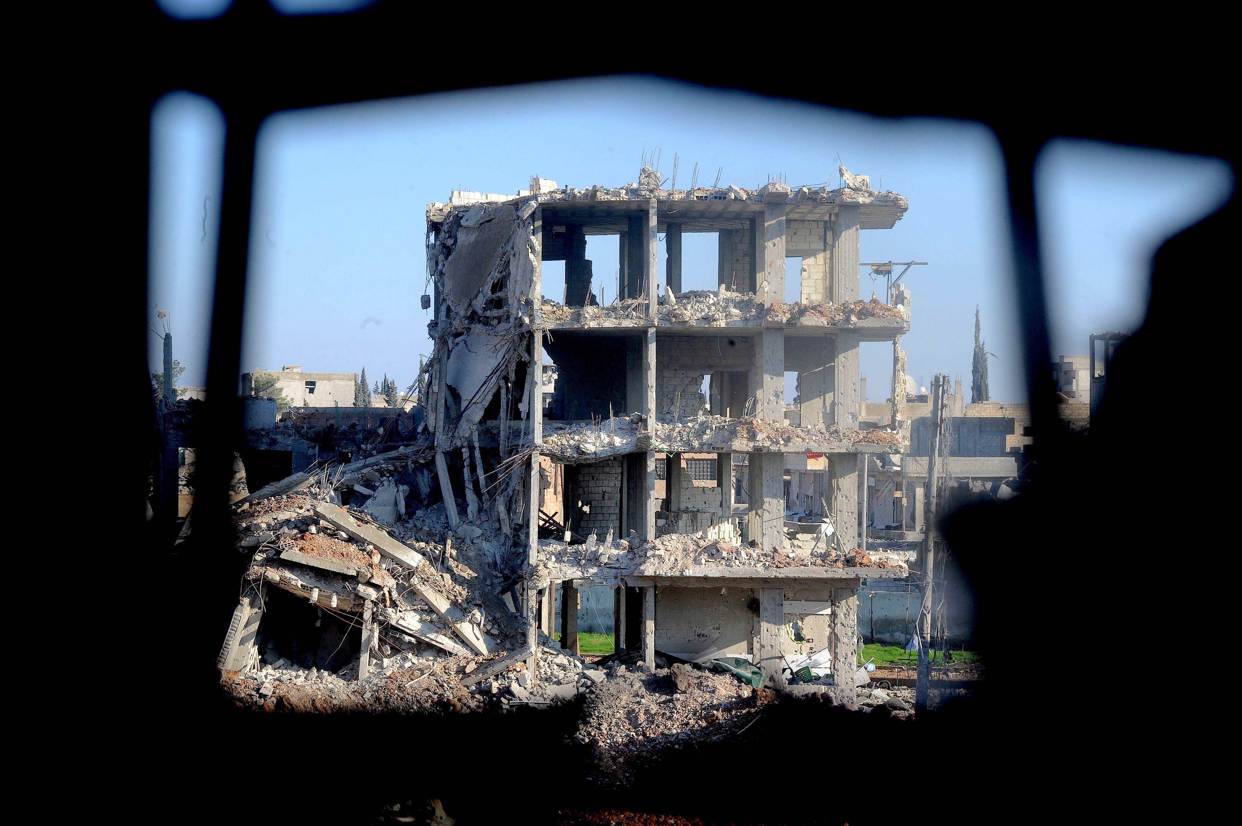 صورة تظهر مبنى مدمراً في مدينة كوباني أو عين العرب شمالي سوريا في أعقاب هجوم لتتظيم الدولة الإسلامية نهاية 2014.