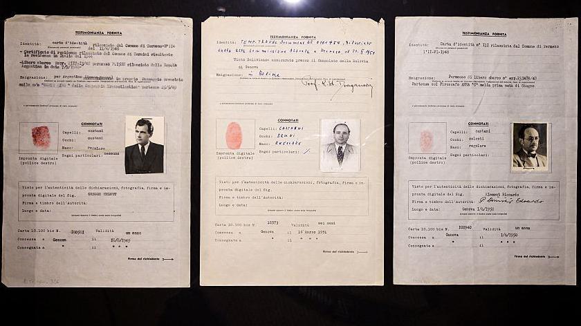 Tr&ecirc;s documentos com fotos em preto e branco mostrando passaportes
