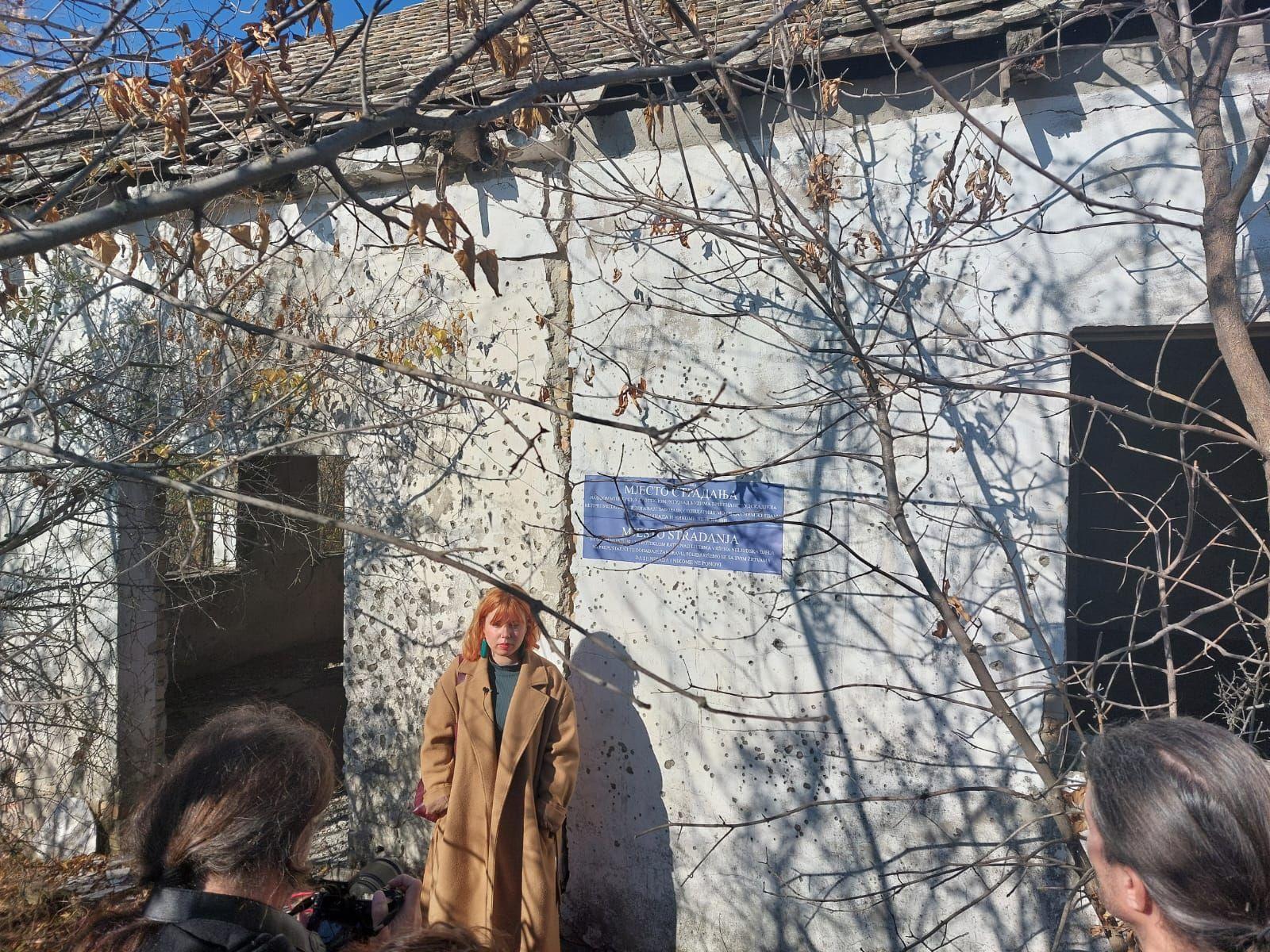 Dalia Koler ispred novopostavljene table u Begejcima