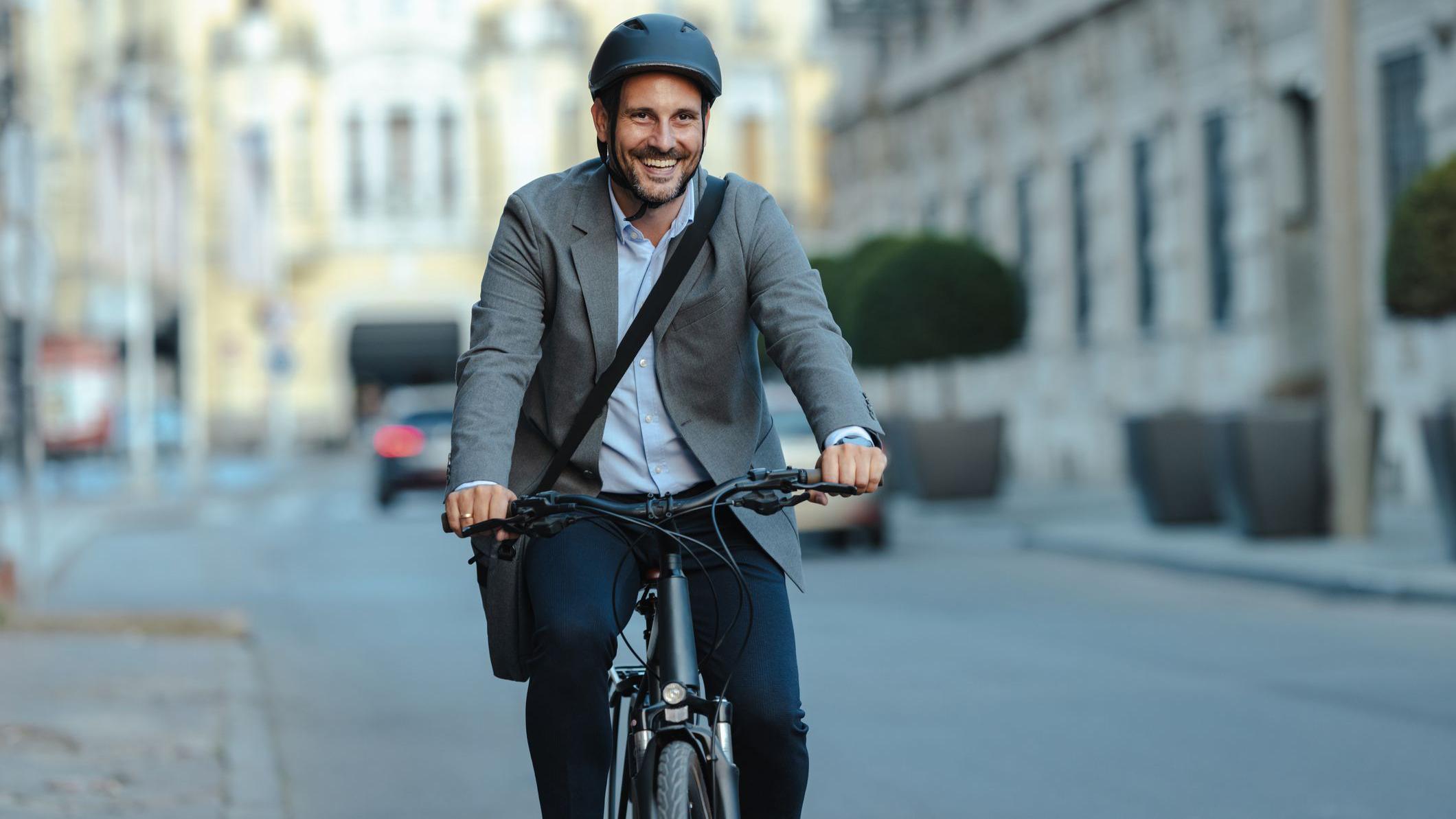 Hombre andando en bicicleta