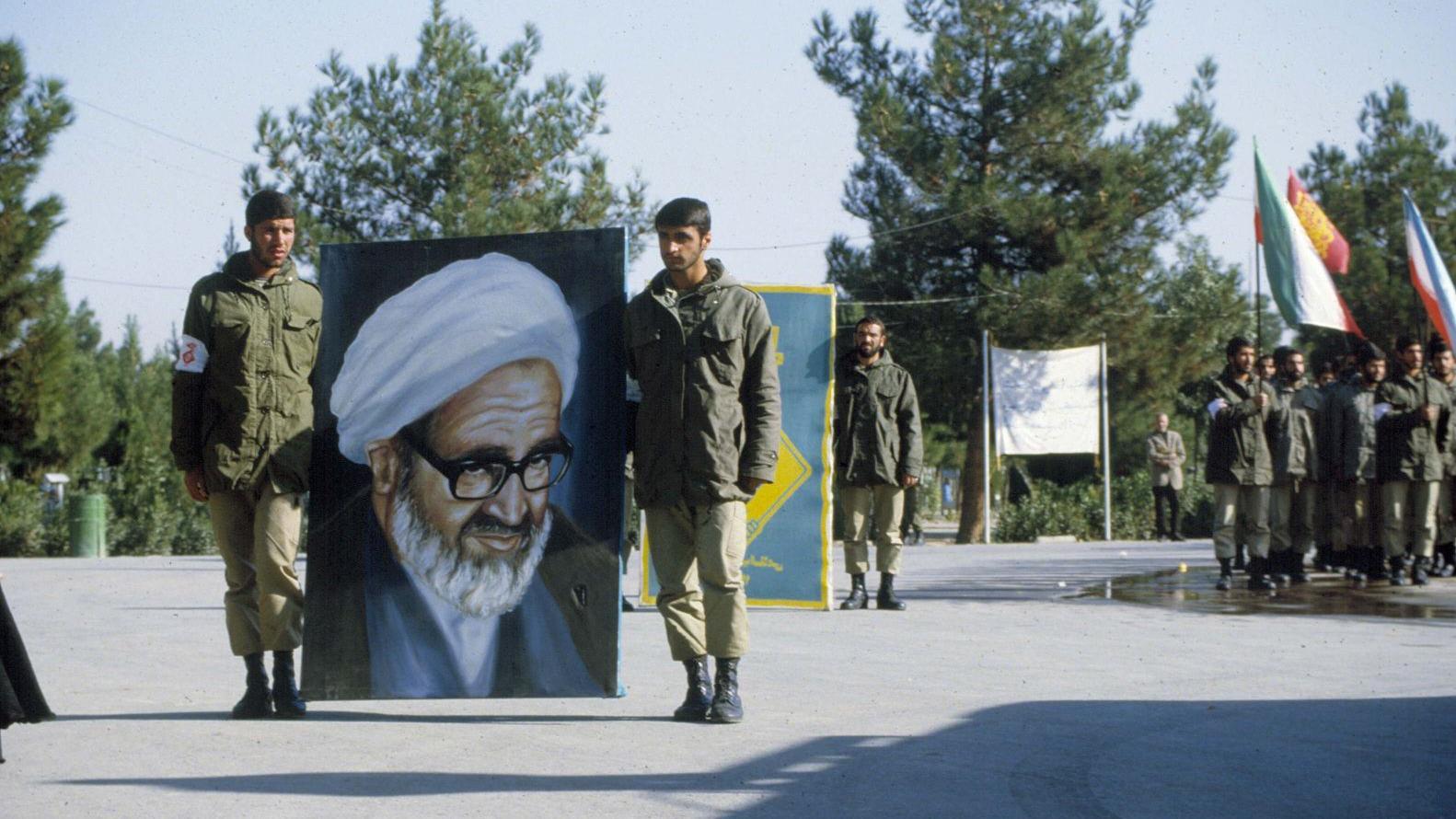 إيران - 1984: الحرب الإيرانية العراقية. جنود إيرانيون خلال مراسم في مقبرة شهداء الثورة في بهشت ​​زهراء، قرب طهران، إيران، في أكتوبر/كانون الأول 1984