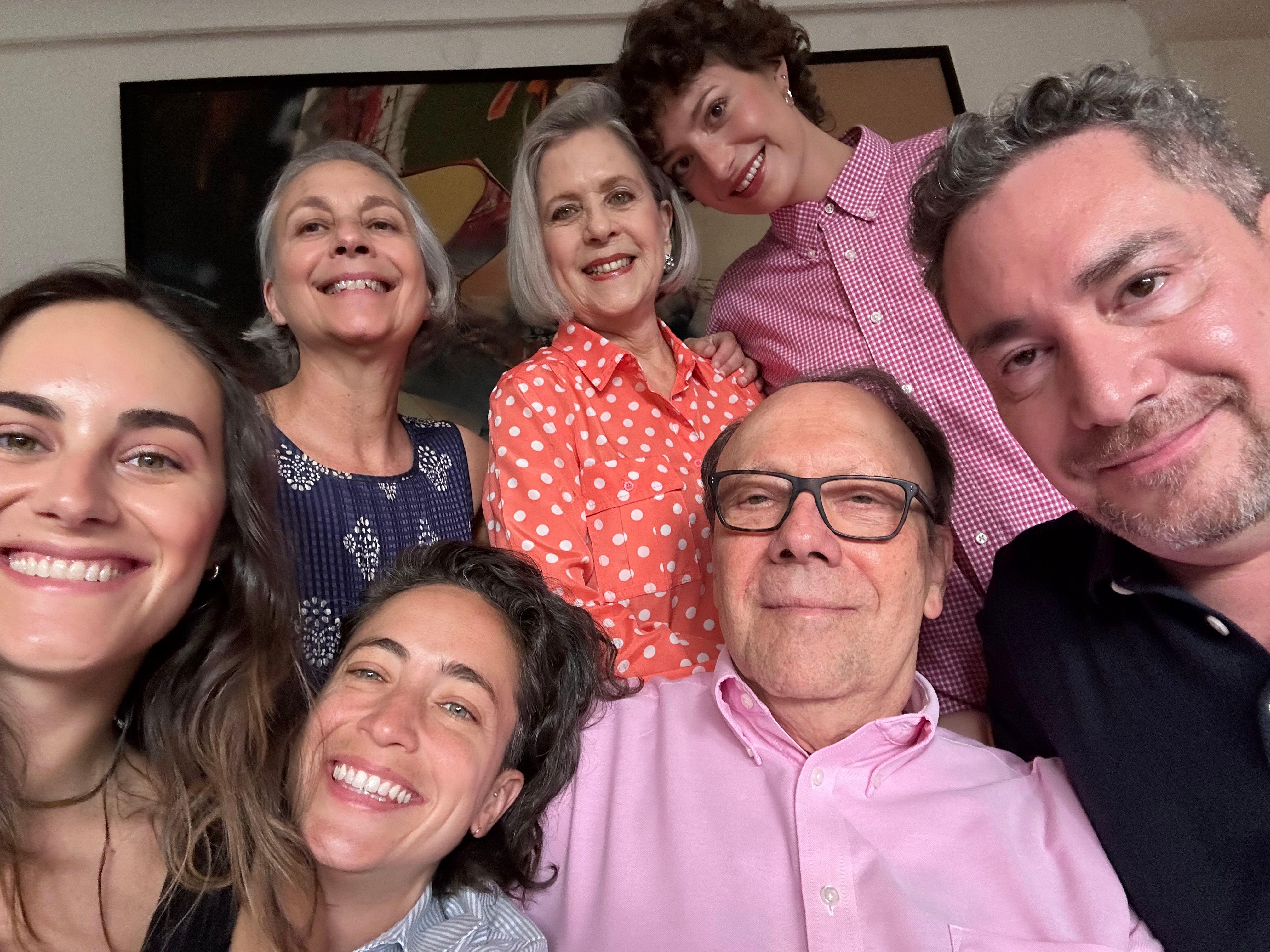 Carlos Montaner con su esposa (parte superior, centro), sus hijos Carlos (derecha) y Gina (parte superior izquierda), y sus nietas (izquierda parte inferior, centro parte inferior y derecha parte superior)