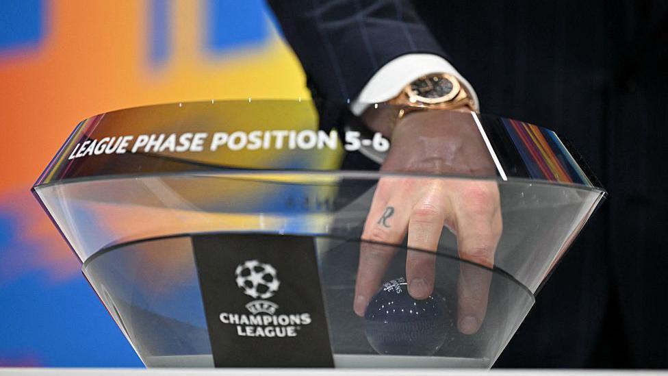 دور الـ 16 يشعل أوروبا: كلاسيكو مدريد ومان سيتي يتجدد وباريس يصطدم بتشيلسي ومواجهات أخرى مثيرة