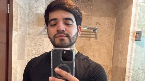 César Gastélum haciéndose un selfie frente a un espejo.