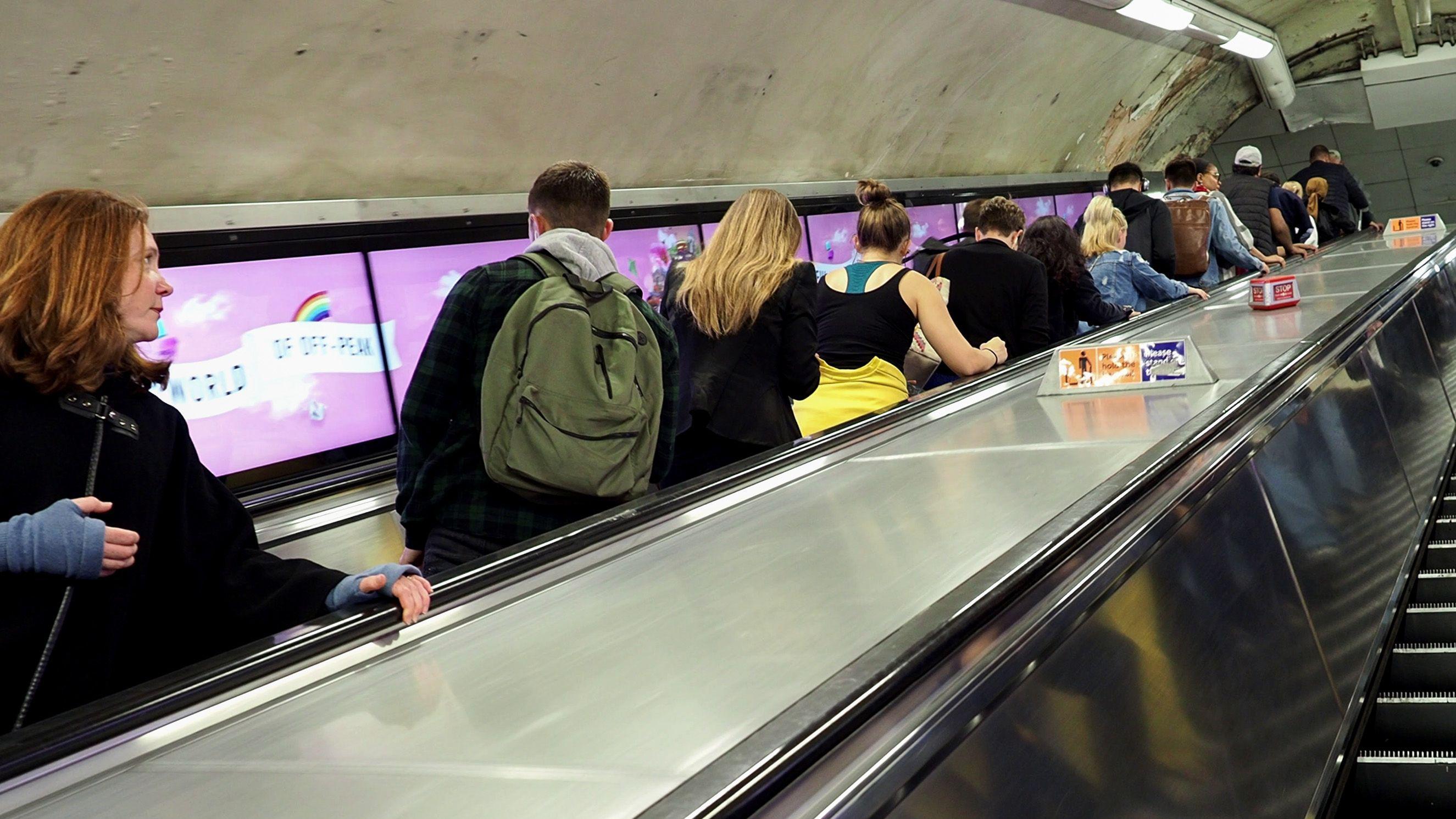 Personas en una escalera mecánica.