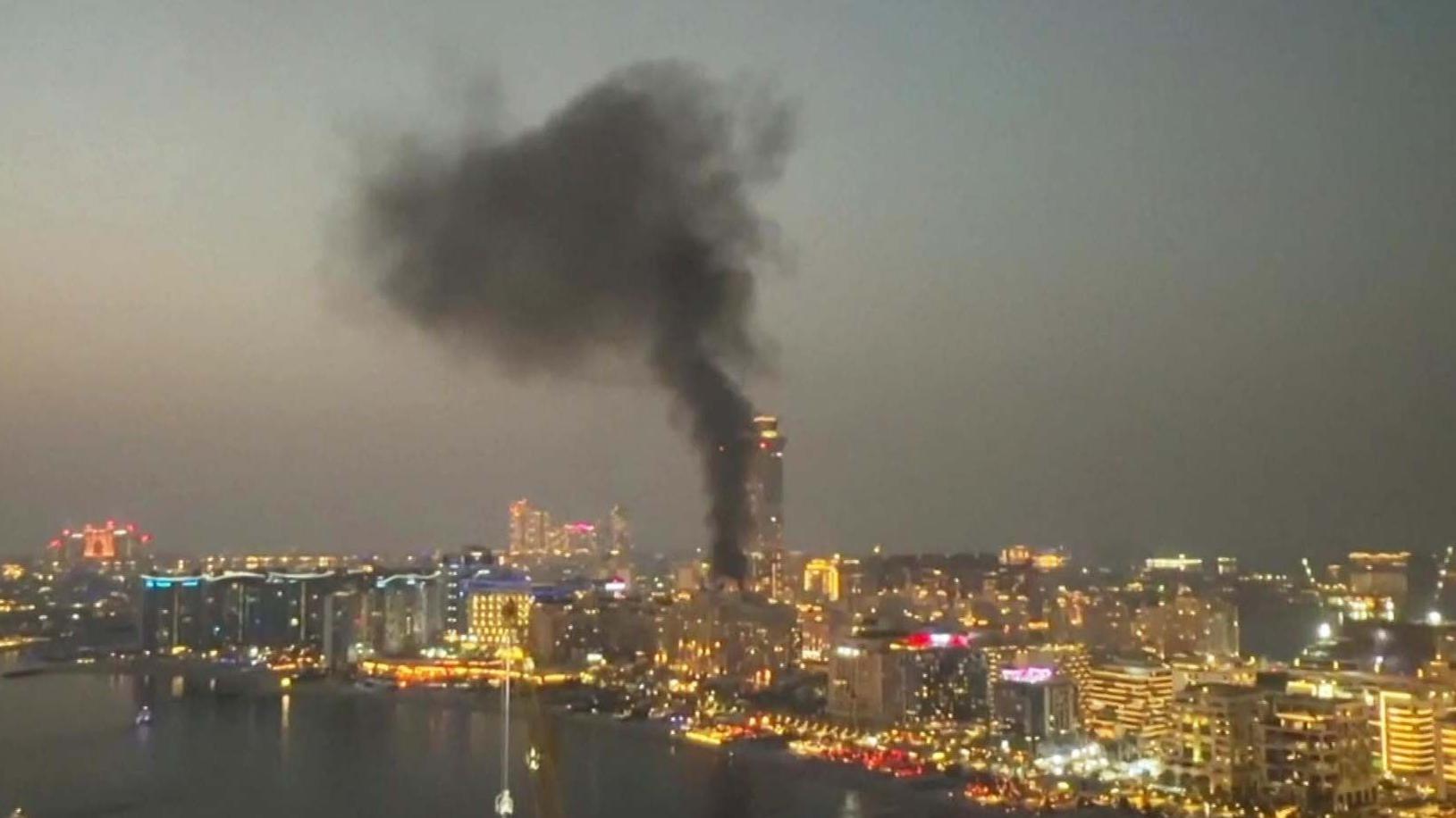 Fuma&ccedil;a subindo no c&eacute;u de Dubai ap&oacute;s ataques iranianos.