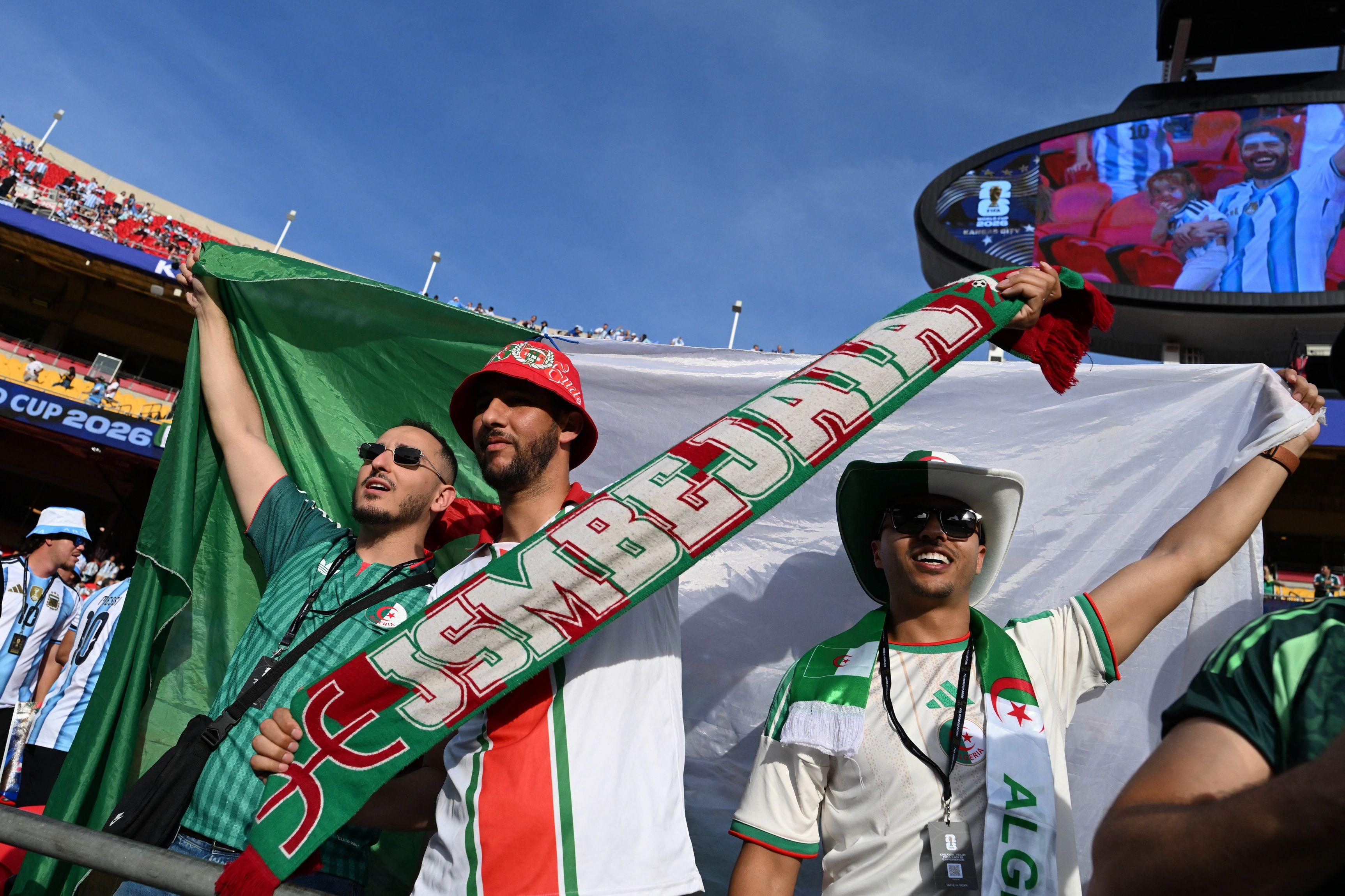 كأس العالم: الجزائر العائدة بعد غياب 12 عاماً تلاقي الأرجنتين حاملة اللقب ونجمها ميسي 