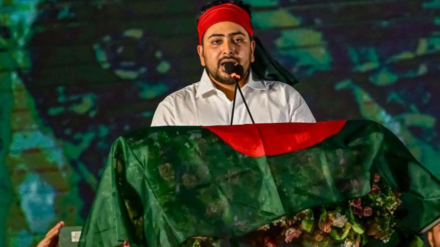 ناہید الاسلام ایک جلسے سے خطاب کرتے ہوئے 