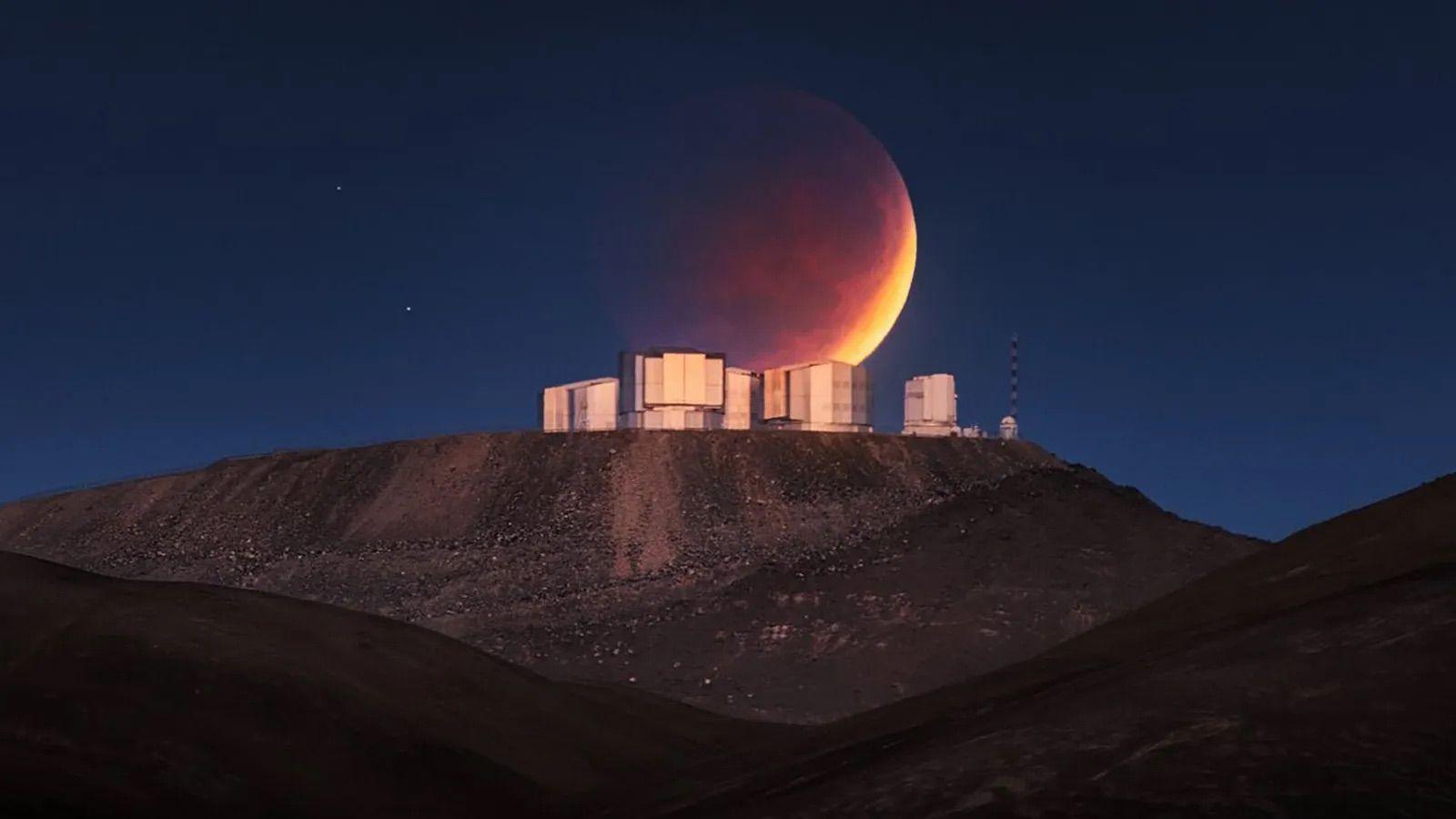 La luna anaranjada se deja ver en uno de los centros astronómicos del desierto de Atacama