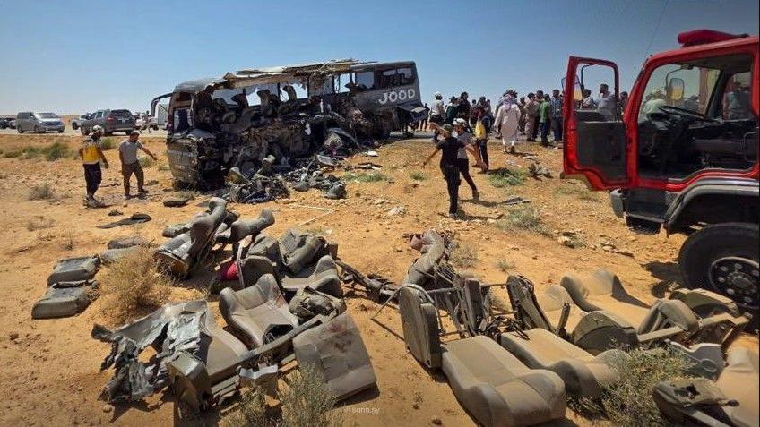 مقتل وإصابة العشرات في حادث سير على طريق دمشق–دير الزور