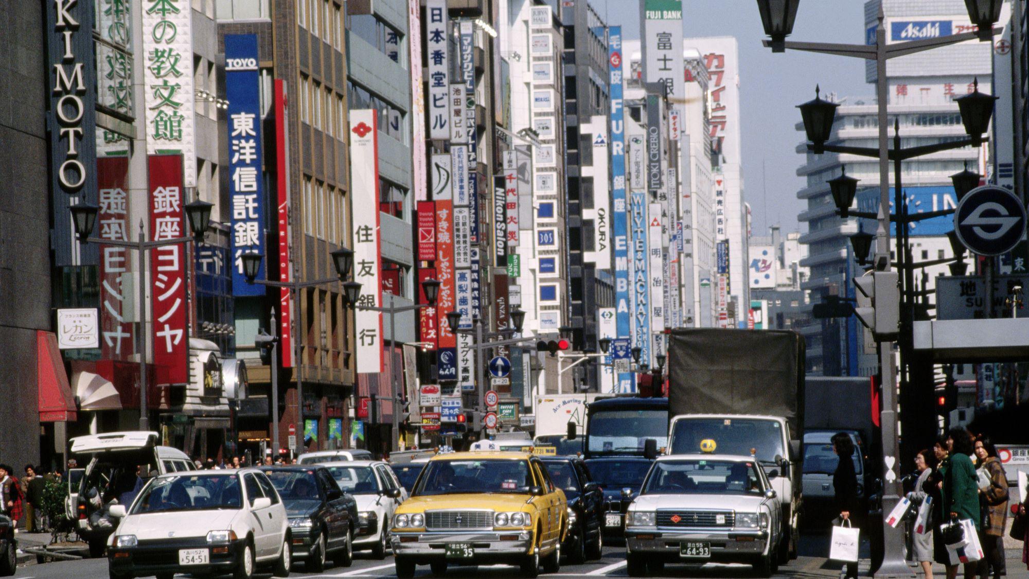 Cidade japonesa nos anos 1980 ou 1990