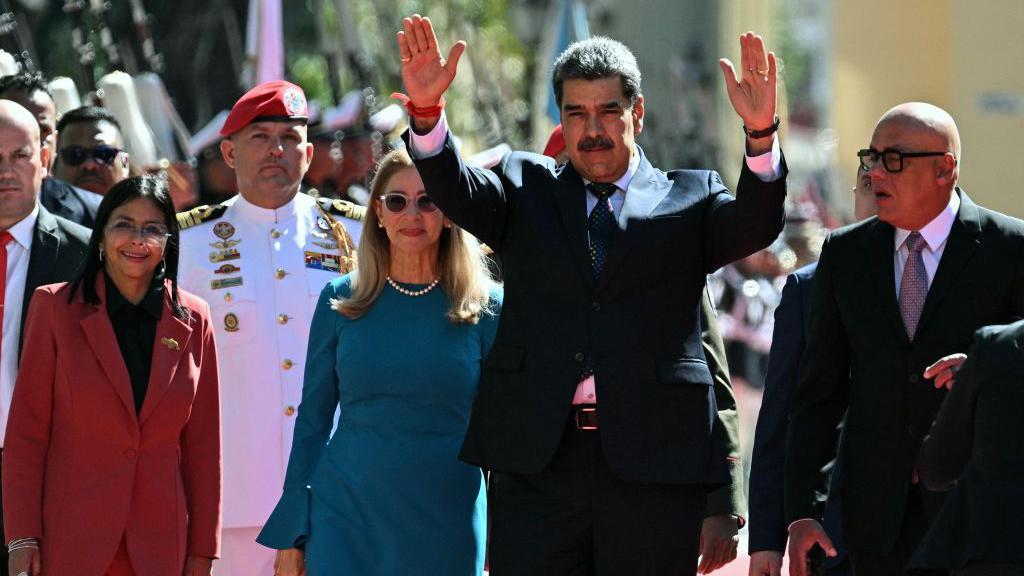 Delcy Rodriguez acompaña al presidente Nicolás Maduro en su asunción el 10 de enero de 2025. 