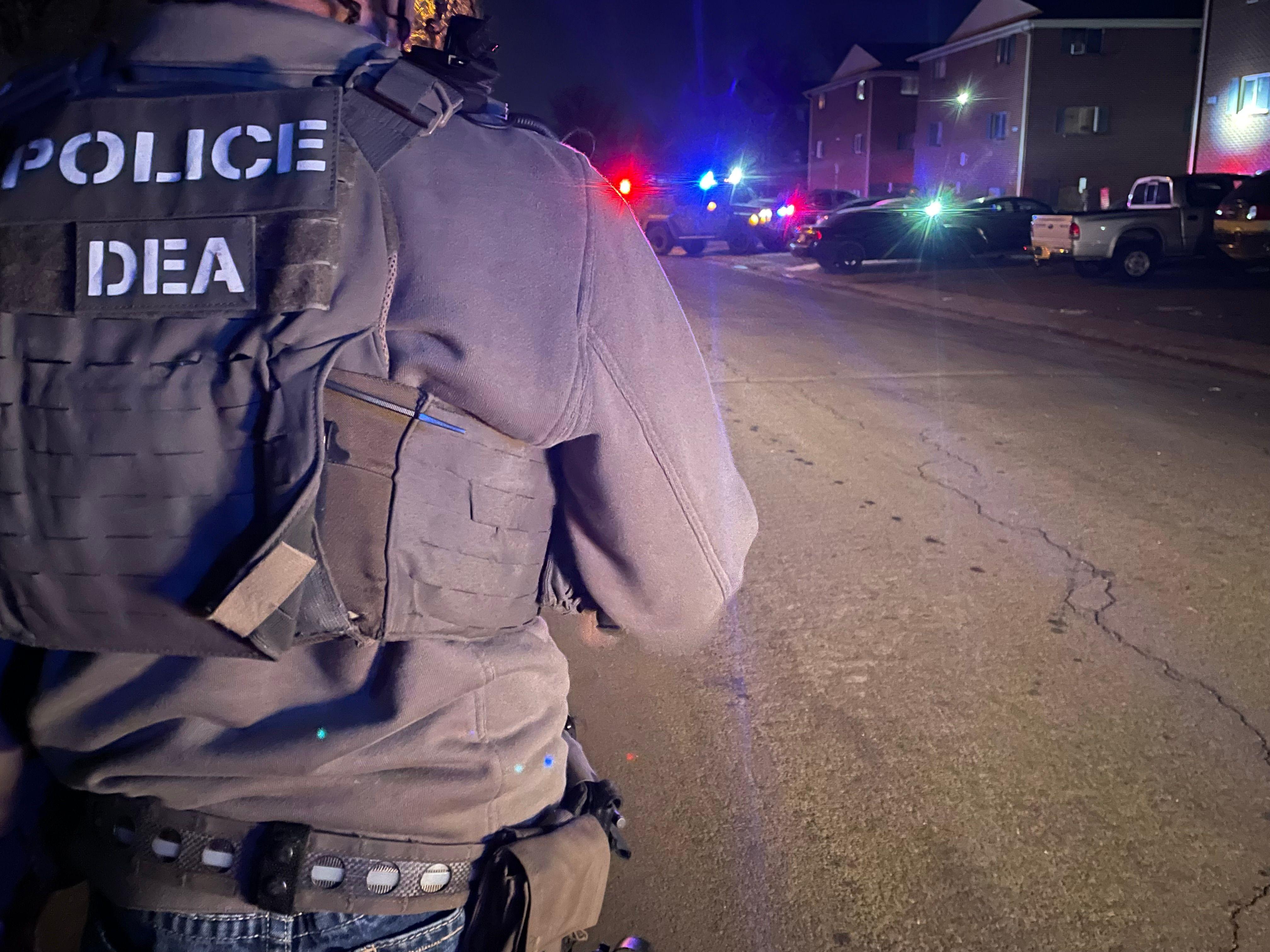 Un agente de la DEA frente a los apartamentos Edge at Lowry de Aurora, Colorado, Estados Unidos.