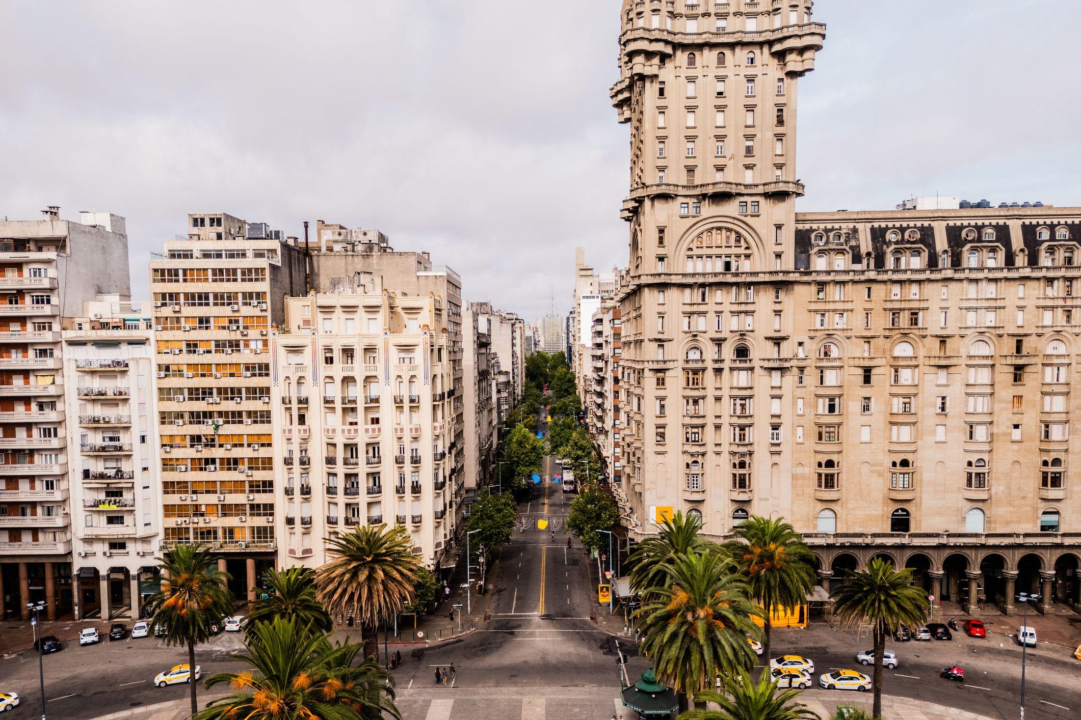 Vista aérea da Avenida 18 de Julho, no Uruguai