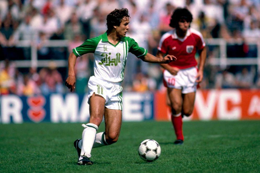 اللاعب الجزائري، رابح ماجر، (يسار) خلال إحدى مباريات كأس العالم عام 1982