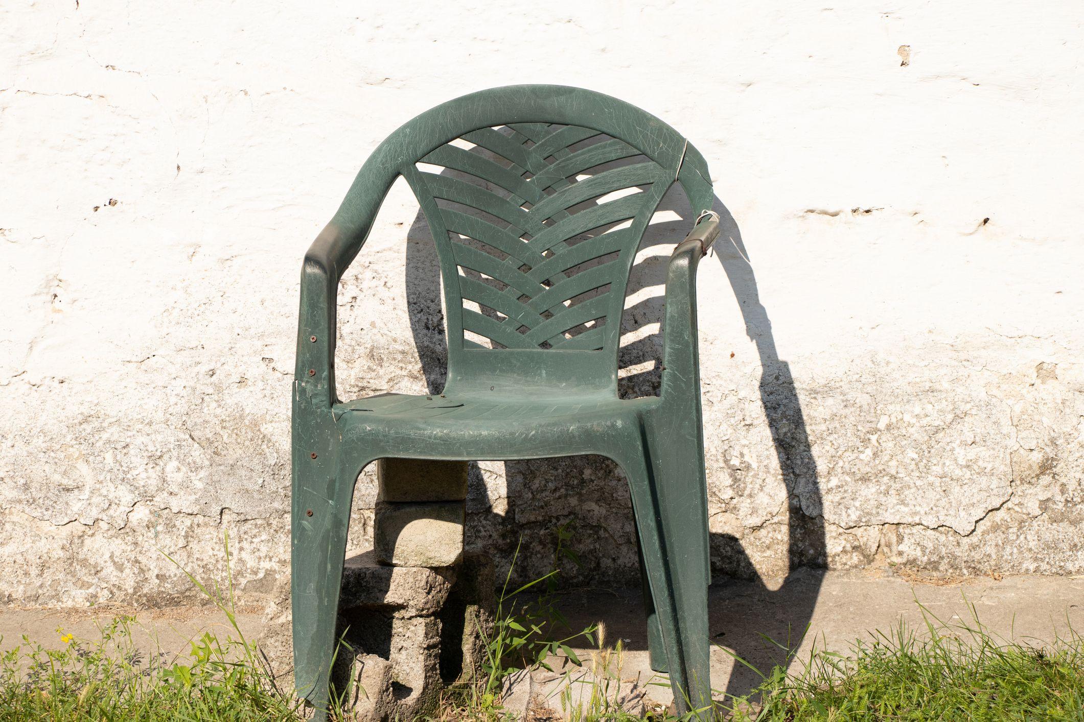 Una silla Monobloc rota.