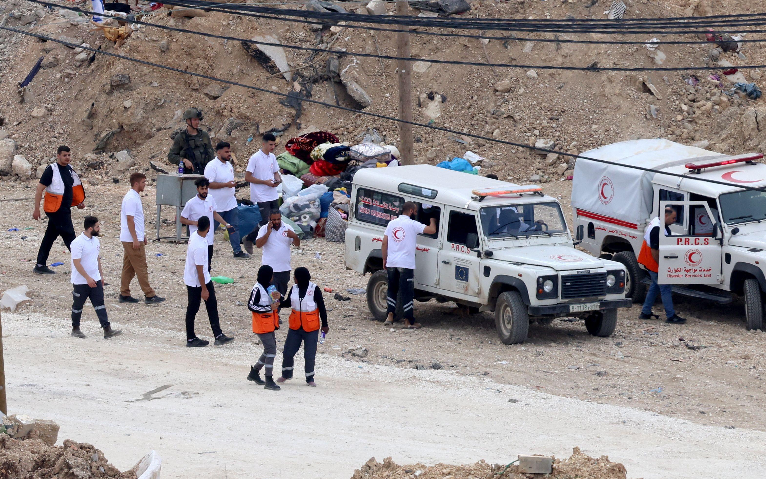 أوقفت القوات الإسرائيلي أعضاءً فلسطينيين من الهلال الأحمر الفلسطيني بعد وصولهم لمساعدة عائلات في إخلاء ممتلكاتهم في مخيم نور شمس للاجئين، خلال عملية عسكرية إسرائيلية في مدينة طولكرم بالضفة الغربية، 5 مايو/أيار 2025.