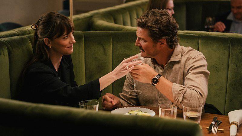 Cena de 'Amores Materialistas' mostra um casal em um restaurante