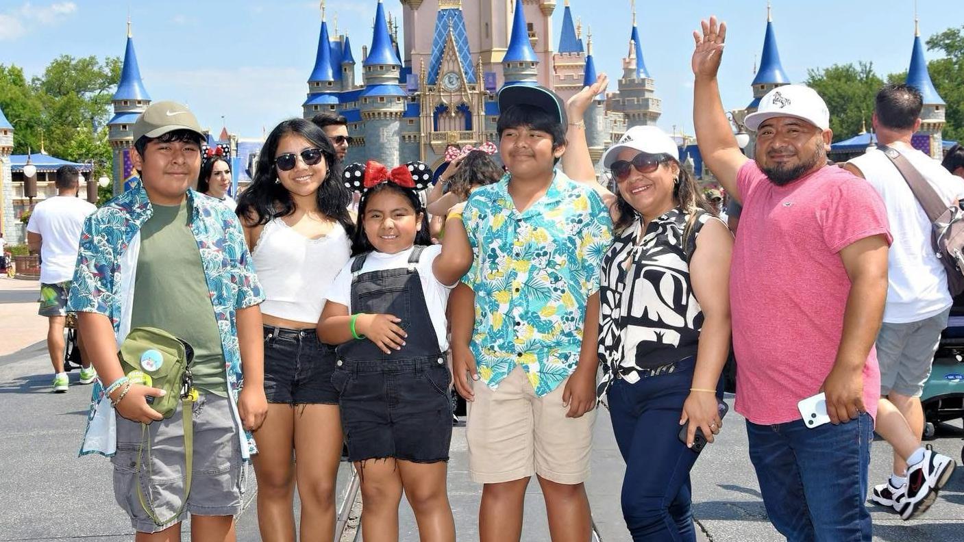 De izquierda a derecha, César Juárez (15 años), Beverly Juárez (21), Valery Juárez (9), Josué Juárez (13), Rosmeri Miranda-López y Esvin Juárez, en Disneyland, Orlando, Florida, Estados Unidos.