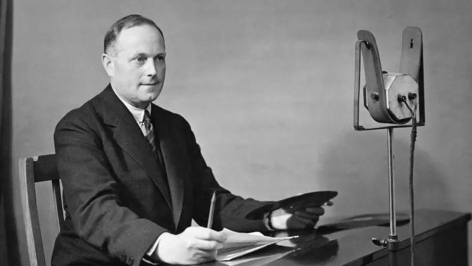 أول صوت على بي بي سي، قام آرثر بوروز بقراءة نشرة أخبار الساعة السادسة مساءً في 14 نوفمبر 1922