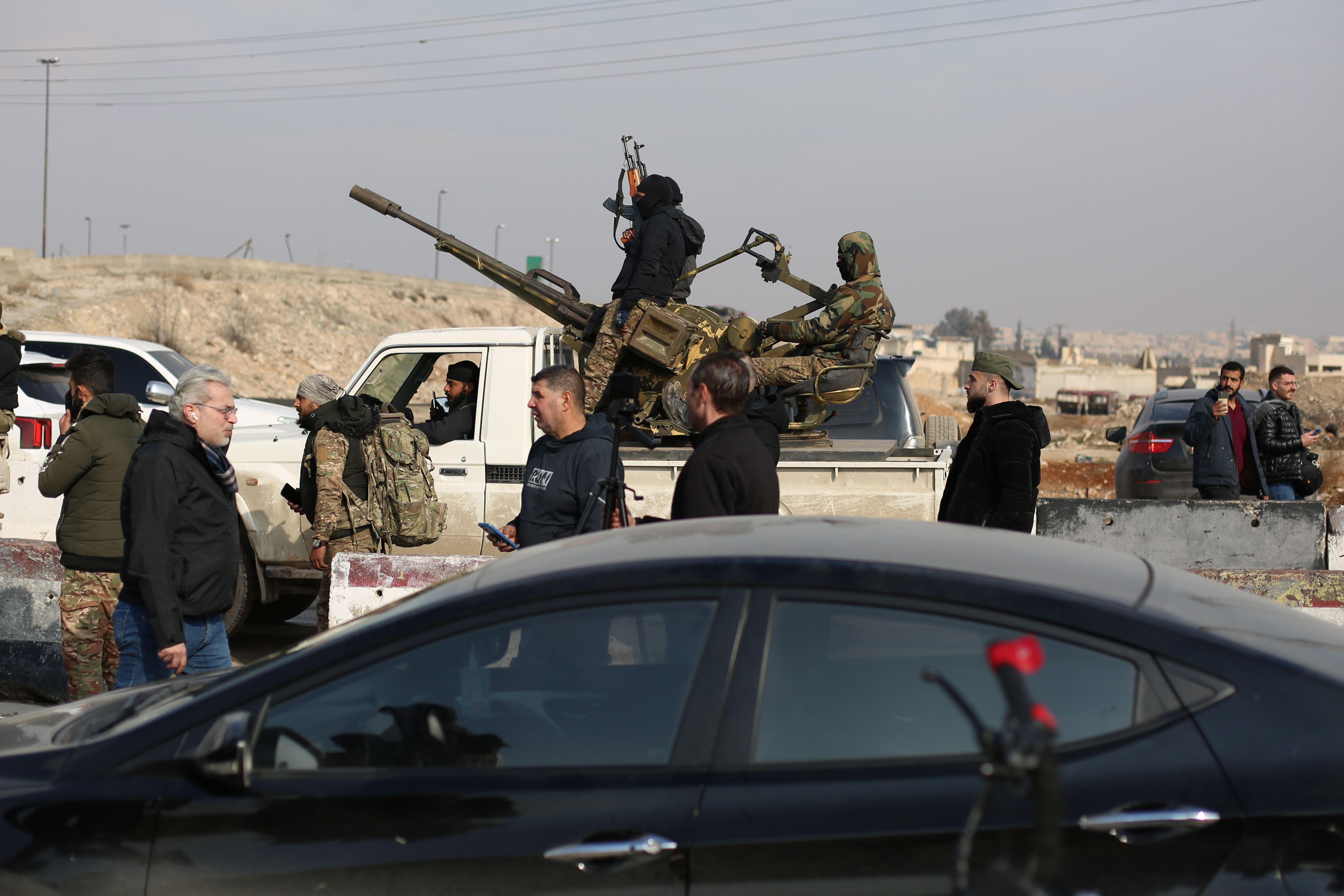 المقاتلون الأكراد يرفضون الانسحاب من أحياء حلب بعد انتهاء المهلة، والجيش يستعد "لاستهداف مواقع في حي الشيخ مقصود 