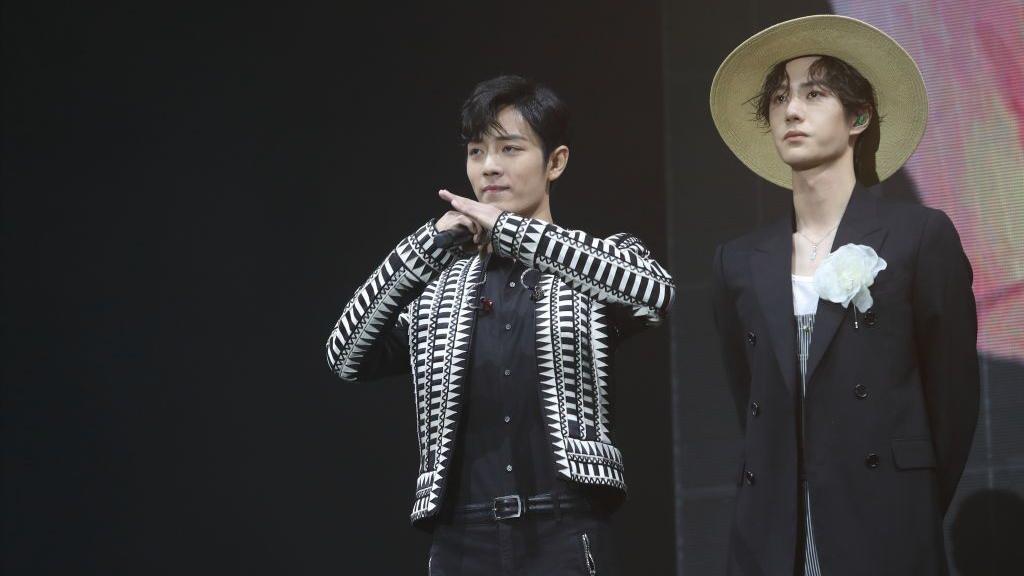 Los actores chinos Xiao Zhan (izq) y Wang Yibo (der) lanzaron sus carreras en The Untamed, un programa adaptado de un danmei