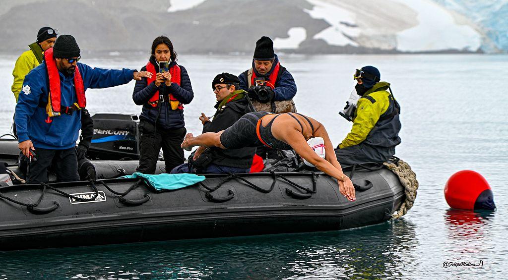 Momento en el que Bárbara salta a las gélidas aguas desde una balsa de hule donde están otras 6 personas